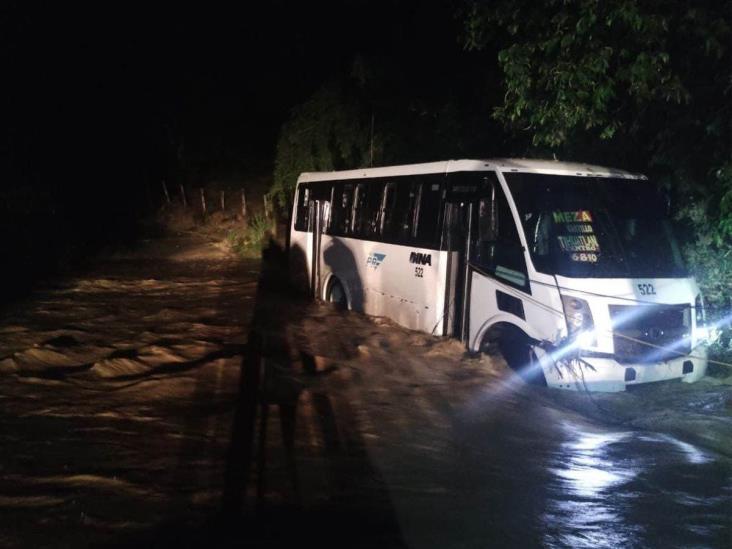 Pasajeros arriesgan todo para escapar de autobús atrapado en arroyo del norte de Veracruz