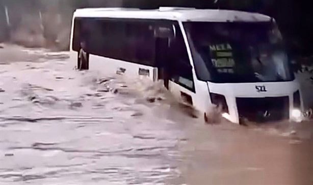 Pasajeros arriesgan todo para escapar de autobús atrapado en arroyo del norte de Veracruz