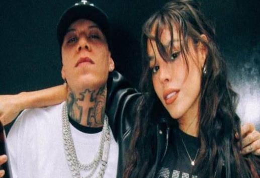Danna y Santa Fe Klan disfrutan de caguamas en estudio de grabación
