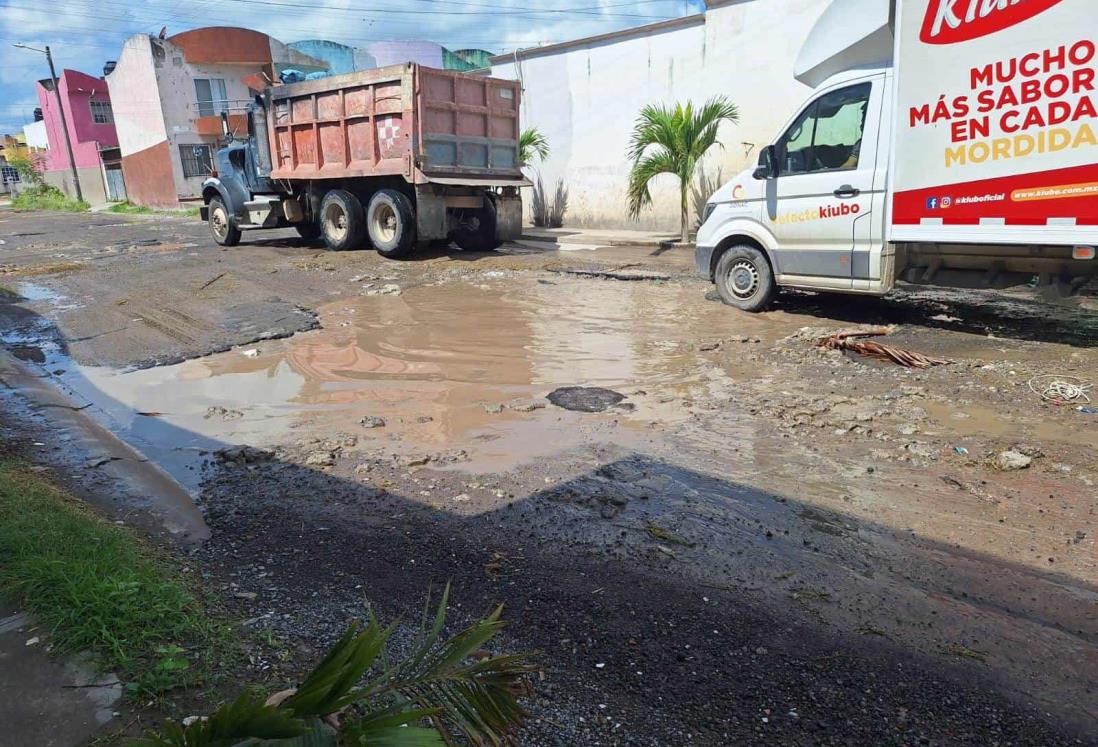 Mega bache invade calle en fraccionamiento Torrentes; vecinos piden su reparación
