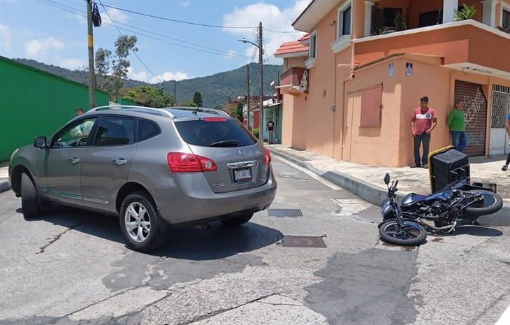 Accidente en Avenida Cri Cri de Orizaba deja un motociclista lesionado