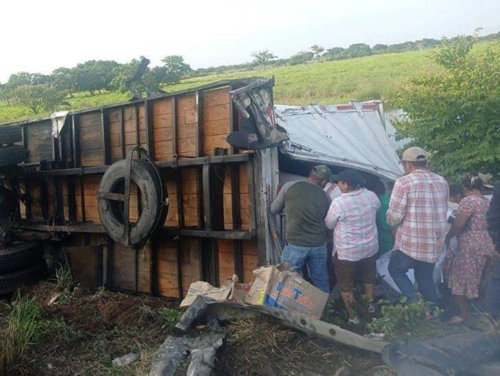 Volcadura de camión en autopista La Tinaja-Cosoleacaque desata rapiña