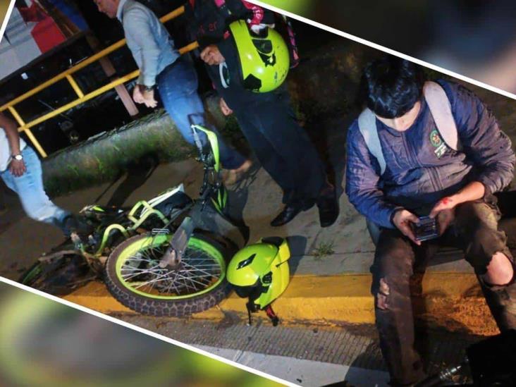 Xalapa: Motociclista derrapa en calle Bolivia; ¿estaba ebrio?