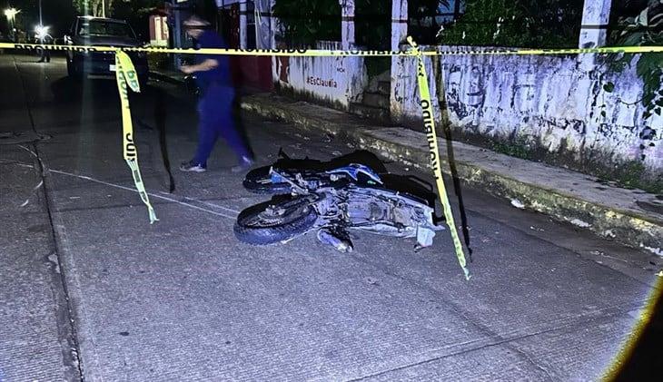 Joven pareja de motociclistas muere atropellada en Tlacotepec de Mejía