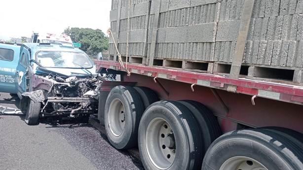 Camioneta de valores se estampa con tráiler en Plan del Río; hay un lesionado