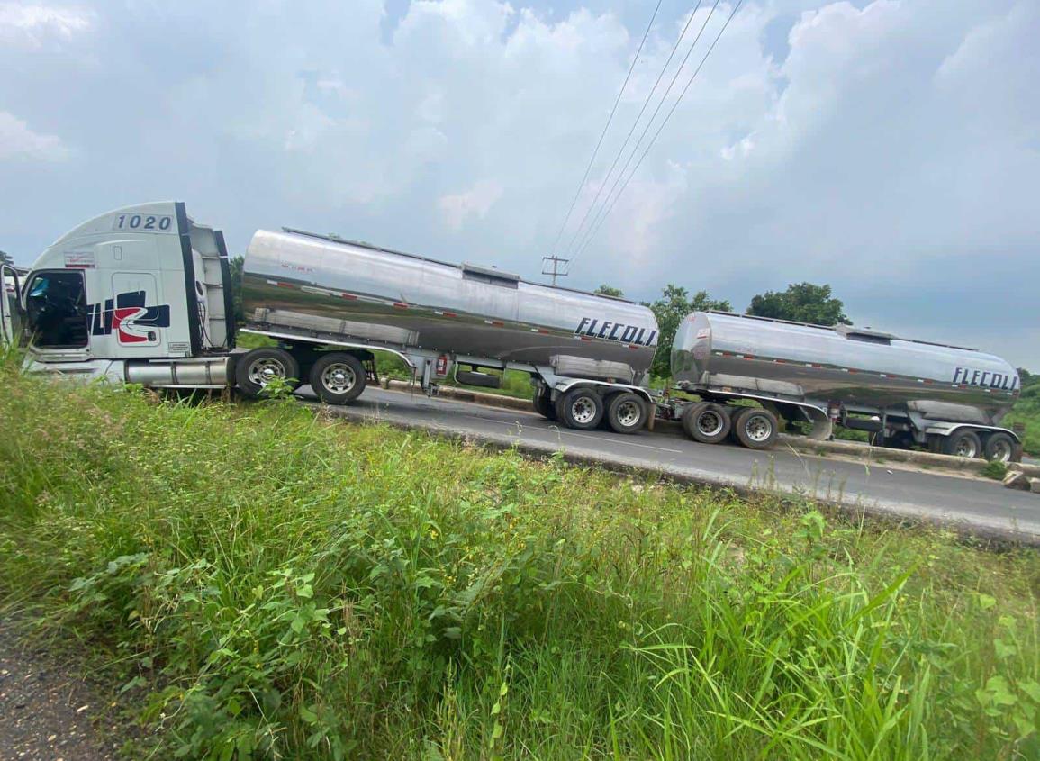 Tractocamión queda atravesado en curva de la carretera Minatitlán-Cosoleacaque