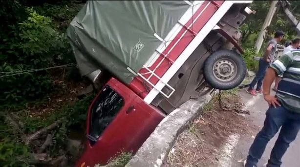 Camioneta se sale del camino en la carretera estatal El Diamante; tripulantes ilesos