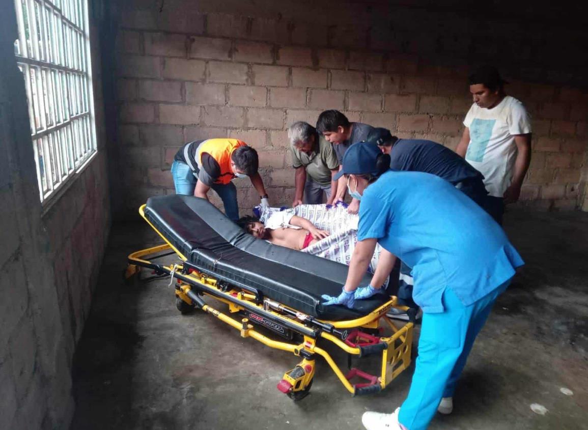 Joven con esquizofrenia es hallado encadenado en su domicilio en Texistepec 