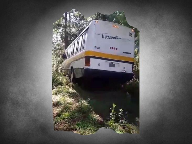 ¡Quedó volando! Autobús casi cae a un barranco en Calcahualco