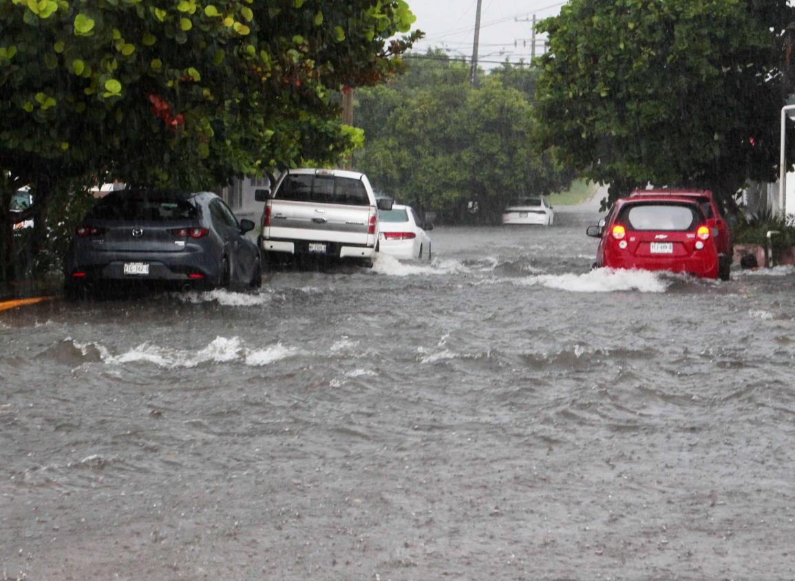 Al mal tiempo, ¿una caguama?; así se divierten trabajadores tras tormenta en Coatzacoalcos l VIDEO