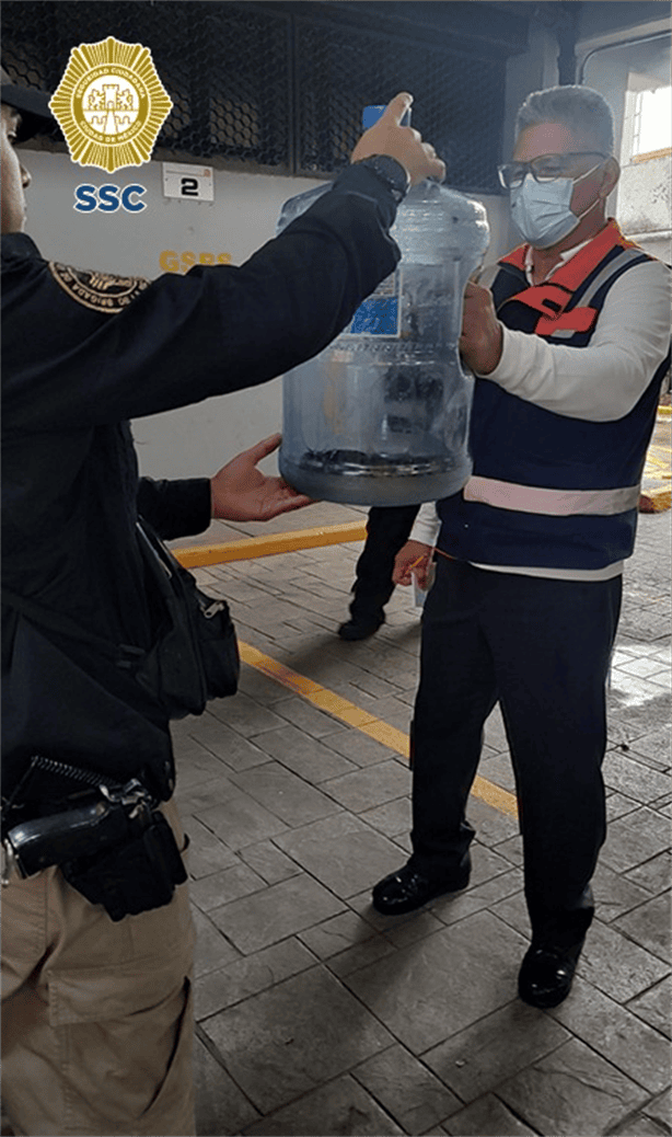 ¿Cómo llegó ahí? Hallan víbora dentro de un garrafón de agua