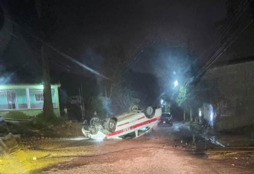 Taxi de Orizaba a exceso de velocidad vuelca y chofer huye