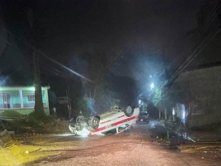 Taxi de Orizaba a exceso de velocidad vuelca y chofer huye