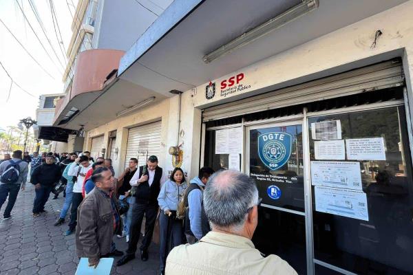 Ciudadanos de Orizaba madrugan en vano: trámites de licencias colapsan