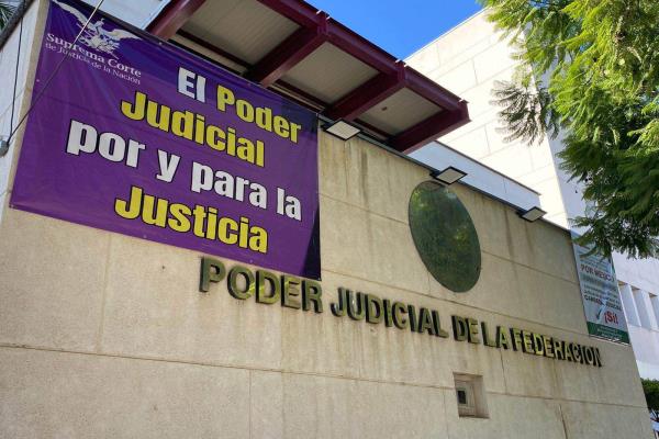 Cuelgan lonas en el PJF en Veracruz en rechazo a reforma judicial