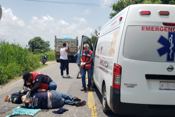 Accidente de moto en carretera Cosamaloapan-Tuxtepec deja a dos jóvenes heridos