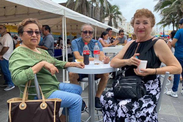 Familias jarochas y turistas gozaron de antojitos veracruzanos