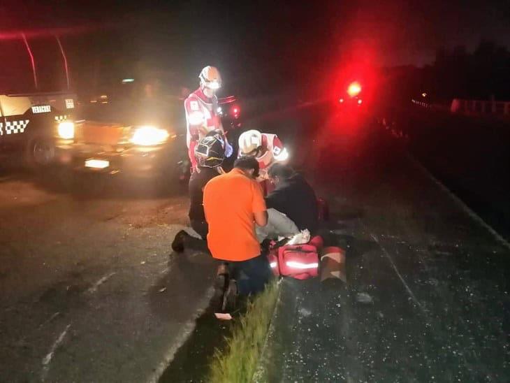 Motociclista resulta accidentado en el libramiento de Coatepec