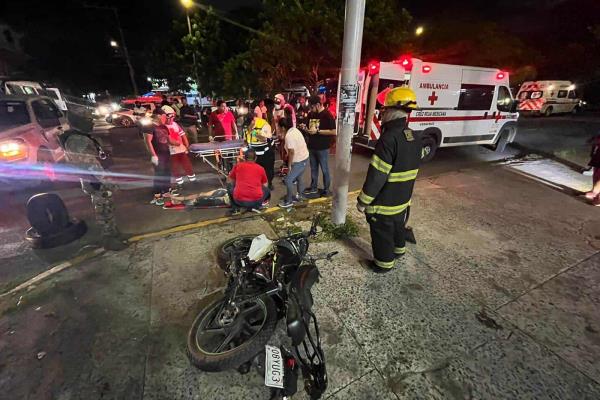 Chocan dos motociclistas sobre la avenida Cuauhtémoc, en Veracruz