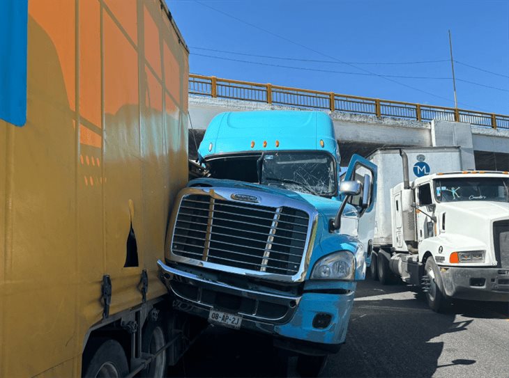 Tres tráileres se impactan en la autopista Puebla-Córdoba; esto pasó