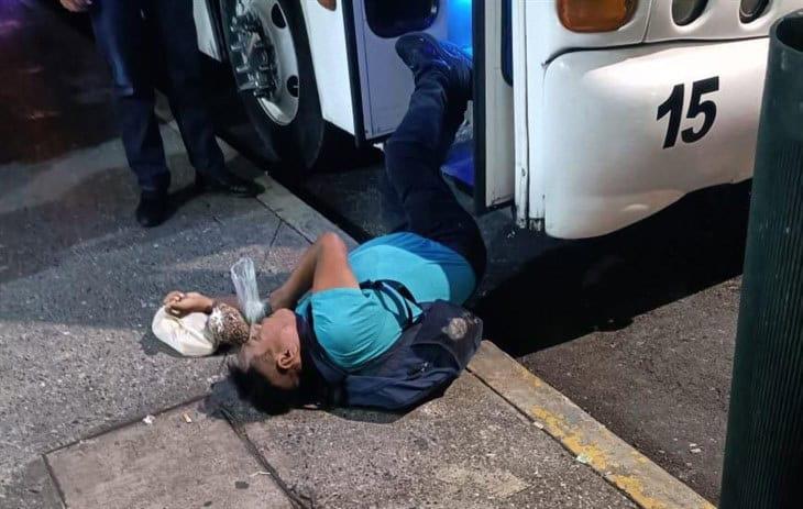 Orizaba: Hombre se resbala mientras subía a un autobús, y termina con herida en la cabeza