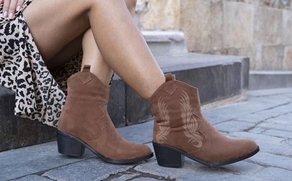 Por qué tener botines vaqueros para mujer e ideas para combinarlos