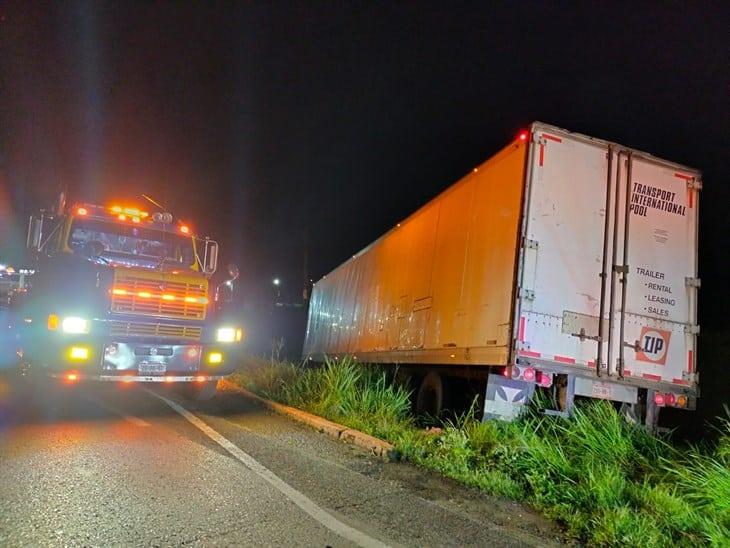 Tráiler sufre accidente en la autopista Orizaba-Puebla; conductor se durmió al volante 