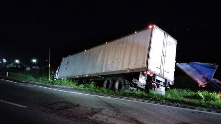 Tráiler sufre accidente en la autopista Orizaba-Puebla; conductor se durmió al volante 