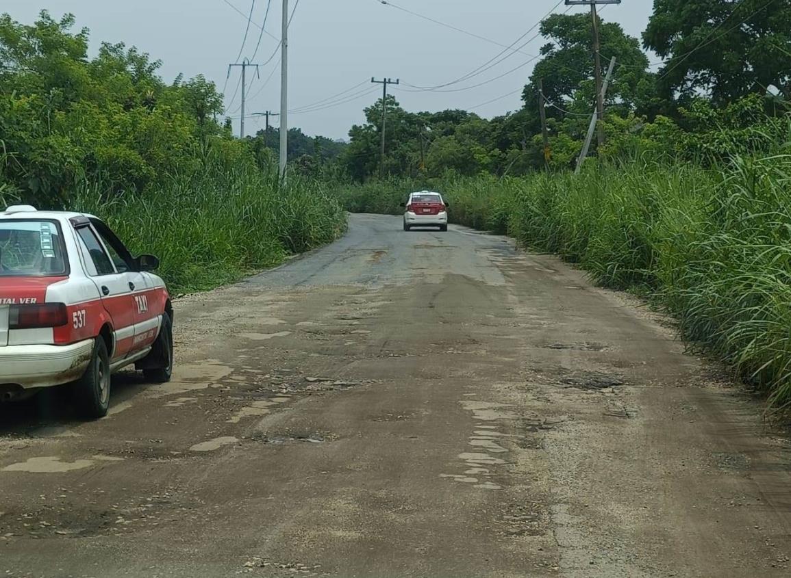 Lluvias agrandan hoyancos en carretera Nanchital-Las Choapas