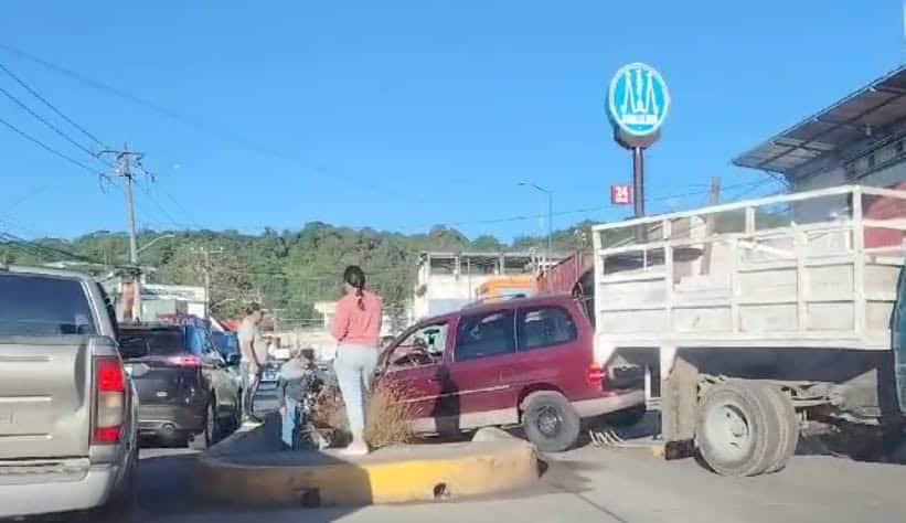 Camioneta cae en canal de avenida México, en Xalapa