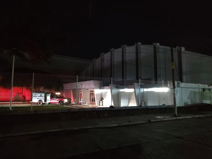 Cortocircuito en una lámpara provoca incendio en el Gimnasio Omega de Xalapa (+VIDEO)