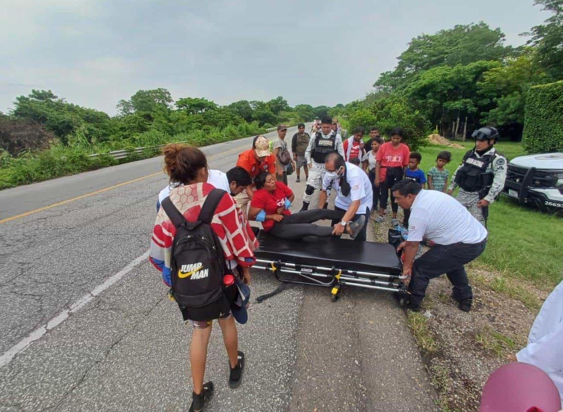 Grupo Beta atiende golpes de calor en caravana migrante; descansan en San Juan Evangelista