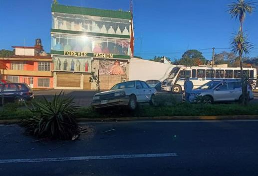 Camioneta choca y avienta a automóvil sobre camellón del bulevar Xalapa-Banderilla