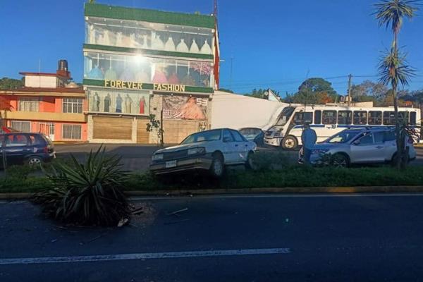 Camioneta choca y avienta a automóvil sobre camellón del bulevar Xalapa-Banderilla