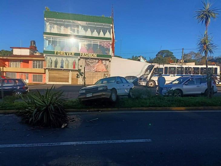 Camioneta choca y avienta a automóvil sobre camellón del bulevar Xalapa-Banderilla