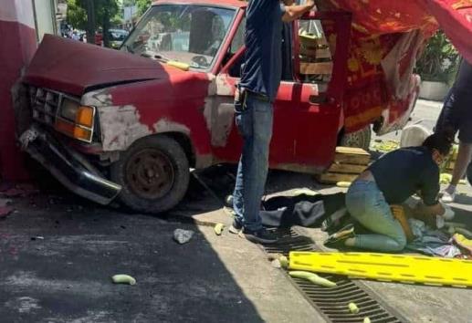 Se estrella camioneta contra la fachada de un negocio en Soledad de Doblado