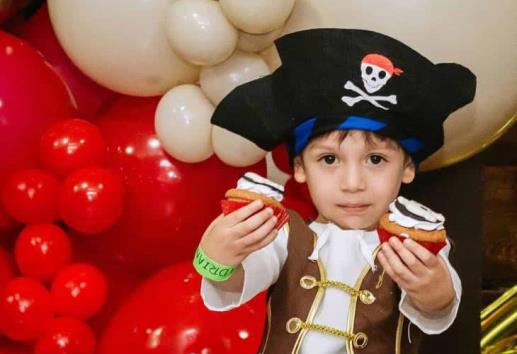 Adrián Aguilar Pérez recibe festejo por sus 4 años de edad con temática de Piratas del Caribe