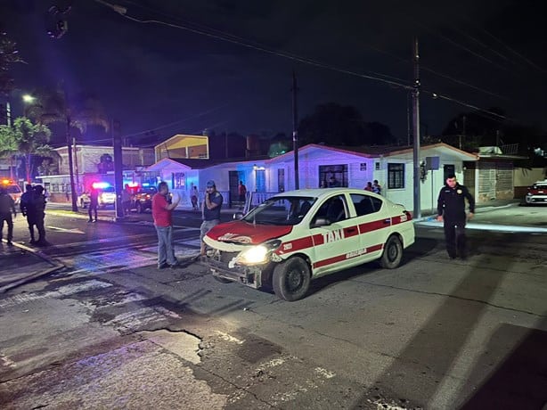 A velocidad inmoderada, taxi de Orizaba  atropella a repartidor en moto