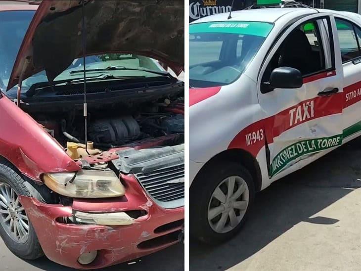 Sin autoridades presentes, taxi y camioneta chocan en libramiento Martínez de la Torre