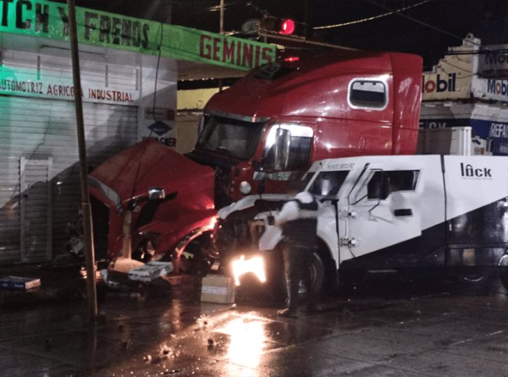 Se registra encontronazo en Córdoba; tráiler termina impactado contra un negocio