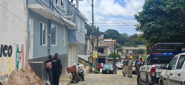 ¡Casi no la cuenta! Obrero cae sobre cables de CFE y Telmex en colonia de Xalapa