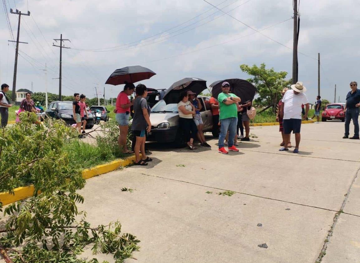 Bloquean tramo carretero Nanchital-Ixhuatlán del Sureste; llevan más de 12 horas sin electricidad