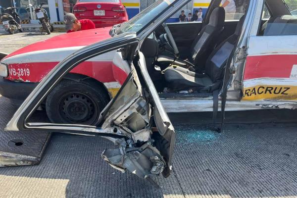 Fuerte accidente en Veracruz: taxista queda atrapado en el vehículo