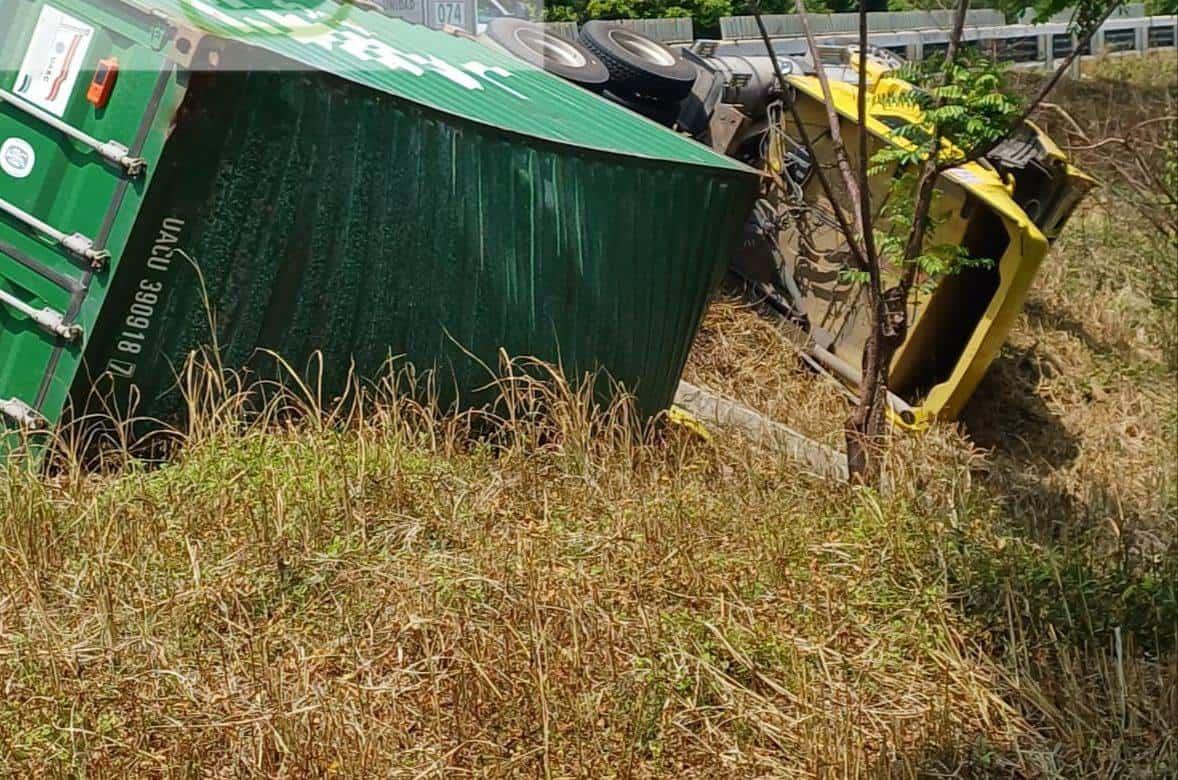 Volcadura en autopista de Acayucan deja conductor herido y tráfico cerrado 