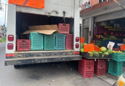 Comercio en Xalapa obstruye banqueta y calle, denuncian vecinos