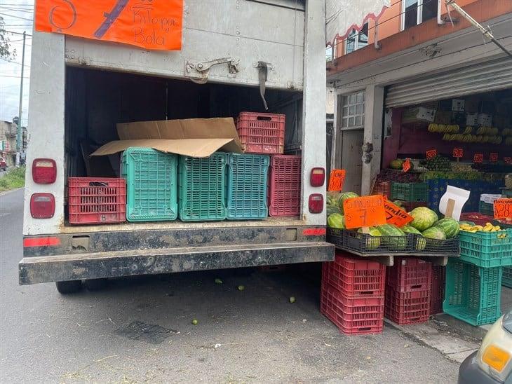 Comercio en Xalapa obstruye banqueta y calle, denuncian vecinos