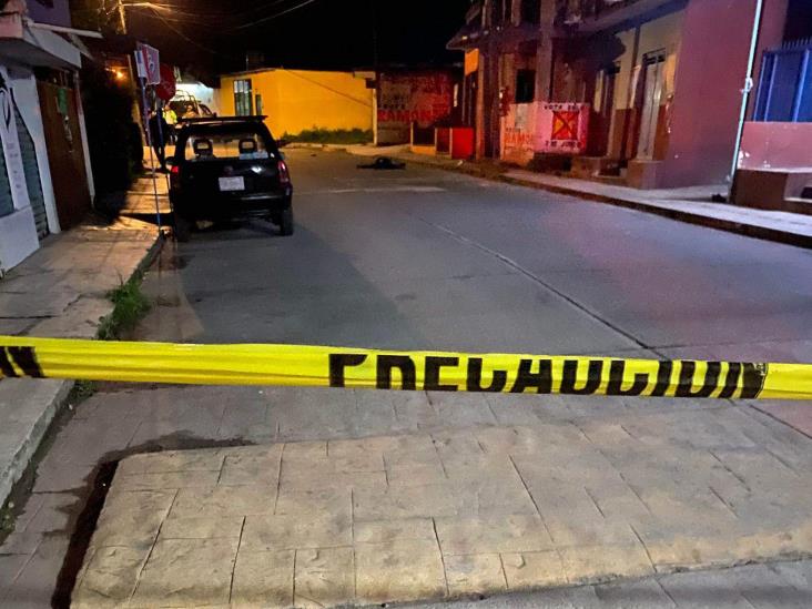 Muere motociclista al derrapar en céntrica calle de Coatepec