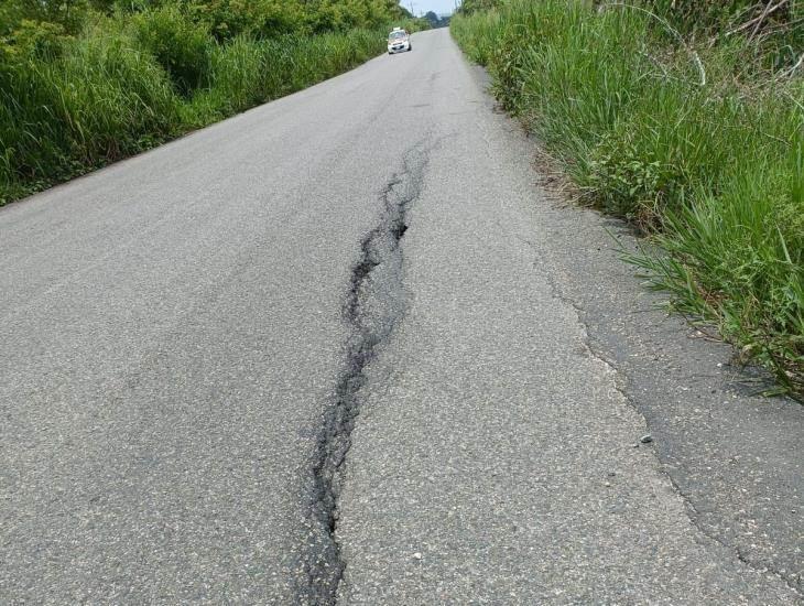 Hundimiento en tramo carretero Cuichapa-Tlacuilolapan es un peligro para automovilistas