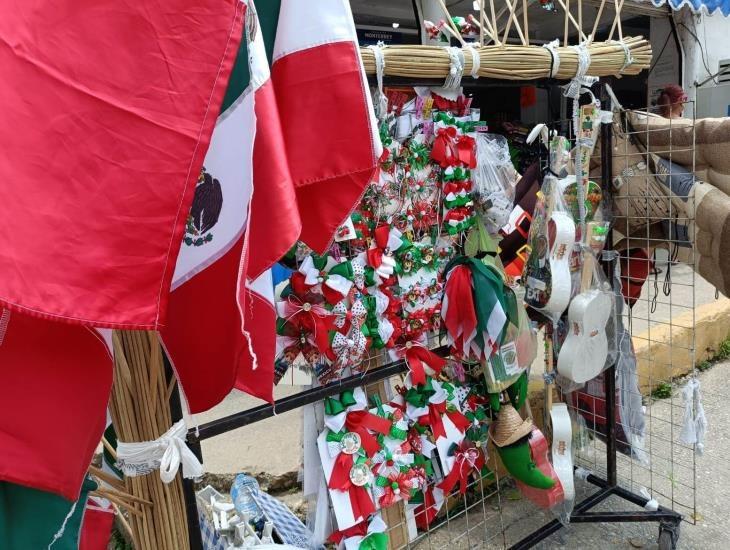 Llegan adornos de fiestas patrias a Moloacán