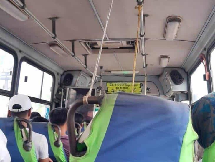 Crisis en el transporte de Coatzacoalcos; pasajeros exhiben asientos apestosos y destruidos